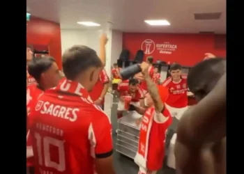‘Vai no cavalinho’. Otamendi mostra festa do Benfica após bater Sporting