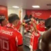 ‘Vai no cavalinho’. Otamendi mostra festa do Benfica após bater Sporting
