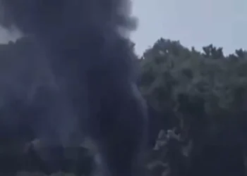 Dois mortos após helicóptero colidir com cabo de alta tensão nos EUA