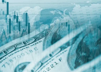 Dólar hoje fecha a R$ 5,47, com diferencial de juros compensando pressões