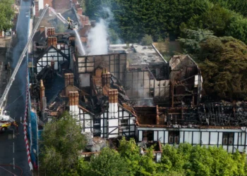 Chamas destroem hotel histórico em Inglaterra. Adolescentes detidas