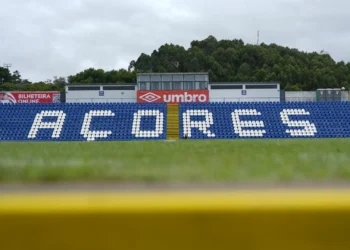 Santa Clara pode carimbar playoff em casa frente ao Larne