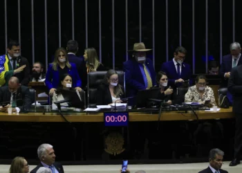 Câmara aprova urgência para projeto que pune deputados por obstrução de sessões