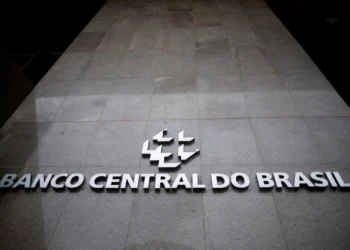 Dívida pública bruta do Brasil sobe a 77,6% do PIB em julho, acima do esperado