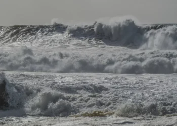 Pela praia? Atenção, “ondas muito energéticas” a partir de 3.ª-feira