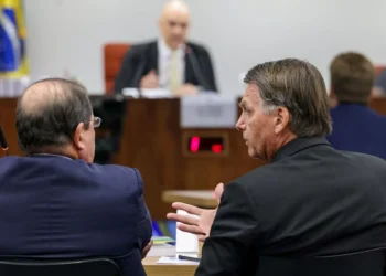 Moraes cobra explicações de Bolsonaro sobre plano de fuga à Argentina