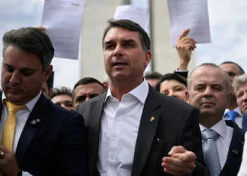 Flávio visita Bolsonaro pela 1ª vez e diz que Moraes ‘não fez favor nenhum’