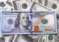 Dólar hoje cai a R$ 5,33, acompanhando exterior após a divulgação de inflação nos EUA