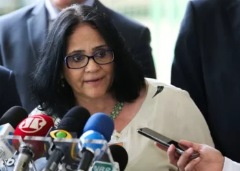 Moraes autoriza visita de Damares a Bolsonaro um dia antes do julgamento