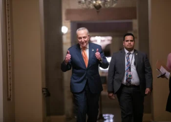 Reunião com Trump é só 1º passo para evitar paralisar governo, diz líder democrata