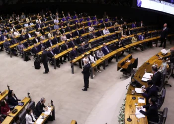 Centrão assina urgência de PL que permite ao Congresso demitir diretoria do BC