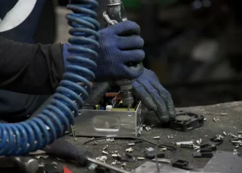 Faturamento industrial cai 5,3% em agosto e emprego fica estagnado, revela CNI