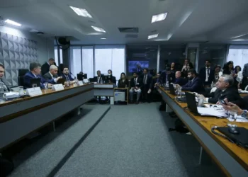 Dino autoriza silêncio de presidente de sindicato na CPMI do INSS