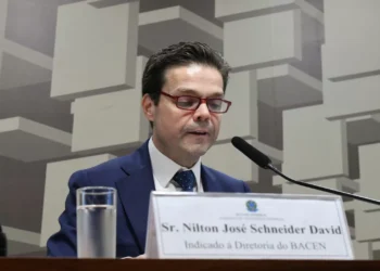 Dados são insuficientes para indicar até quando irá Selic a 15%, diz diretor do BC