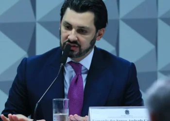 CPMI do INSS: empresário responde a relator, mas se cala para comissão