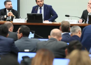 Relator vota para arquivar processo de cassação de Eduardo Bolsonaro