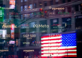 Bolsas de NY oscilam e fecham sem sinal único pressionadas por falas de Powell