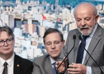 Lula critica decisão do Congresso de não taxar mais ricos, bets e fint