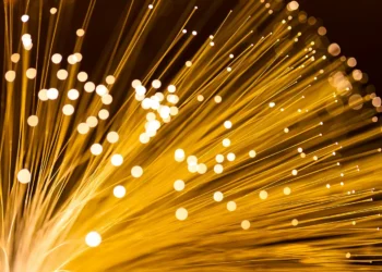 Desktop sobe 10% após confirmar conversas com Claro; veja os impactos para TIM e Vivo