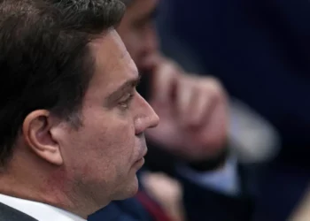 Líder do PT questiona no STF e na Câmara saída de Ramagem do país