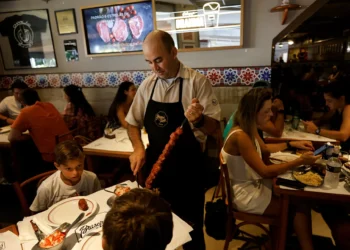 Alimentos perdem força no IPCA-15 e renovam aposta em corte da Selic em janeiro
