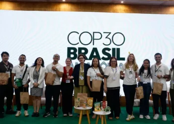 Voluntários da COP30 recebem kit de alimentos da agricultura familiar