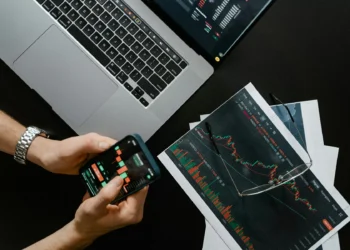 Ibovespa na máxima histórica: curso gratuito ensina investir em ações