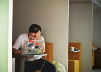 Emprego recorde esconde desengajamento: o prejuízo oculto de R$ 77 bilhões