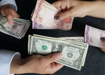 Como investir com juro menor lá fora e Selic alta? Especialistas de XP e UBS discutem