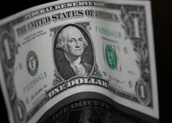 Dólar fecha dia estável a R$ 5,37, mas encerra mês com avanço de mais de 1%