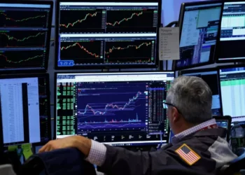 Bolsas de NY fecham em leve alta após dados nos EUA; S&P 500 renova recorde