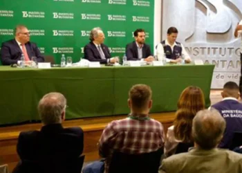 Ministro assina contrato para compra de vacina da dengue do Butantan