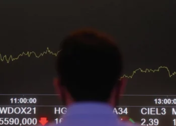 Ibovespa tem semana de recuperação e volta a flertar com 161 mil pontos