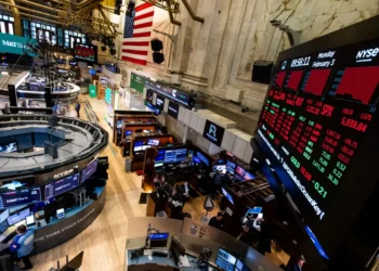 Bolsas de NY fecham em queda, pressionadas por ações de cripto e farmacêuticas