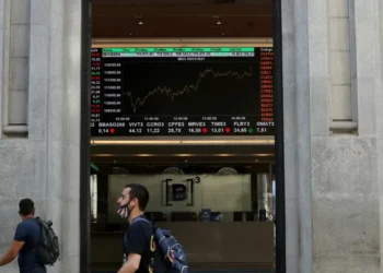 Bolsa sobe 0,99% e volta a superar os 160 mil pontos