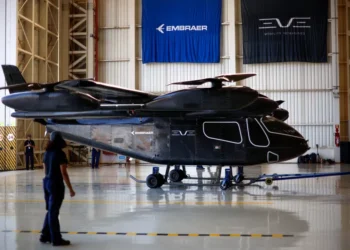 Eve, da Embraer, realiza primeiro voo do protótipo de “carro voador”; ação EMBJ3 sobe