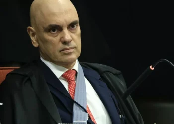 Moraes autoriza Bolsonaro a fazer cirurgia, mas nega prisão domiciliar