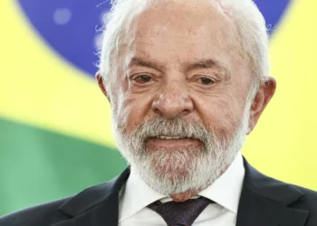 Antes de viagem ao Panamá, Lula conversa com presidente Mulino