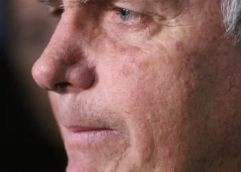 Com crise persistente de soluços, Bolsonaro faz nova cirurgia