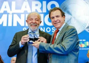 Lula diz que salário mínimo é baixo, mas aponta importância de direito