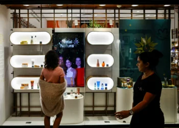 Confiança do consumidor dos EUA sobe a 91,2 em fevereiro, diz Conference Board