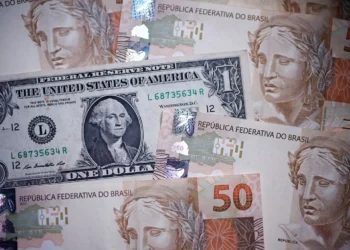 Dólar hoje sobe a R$ 5,24, acompanhando exterior após divulgação de ata do Fed