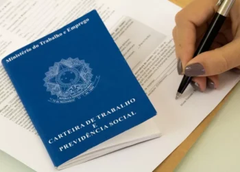 FGV: Indústria, construção e comércio cortam 34 mil vagas com ensino superior em 2025